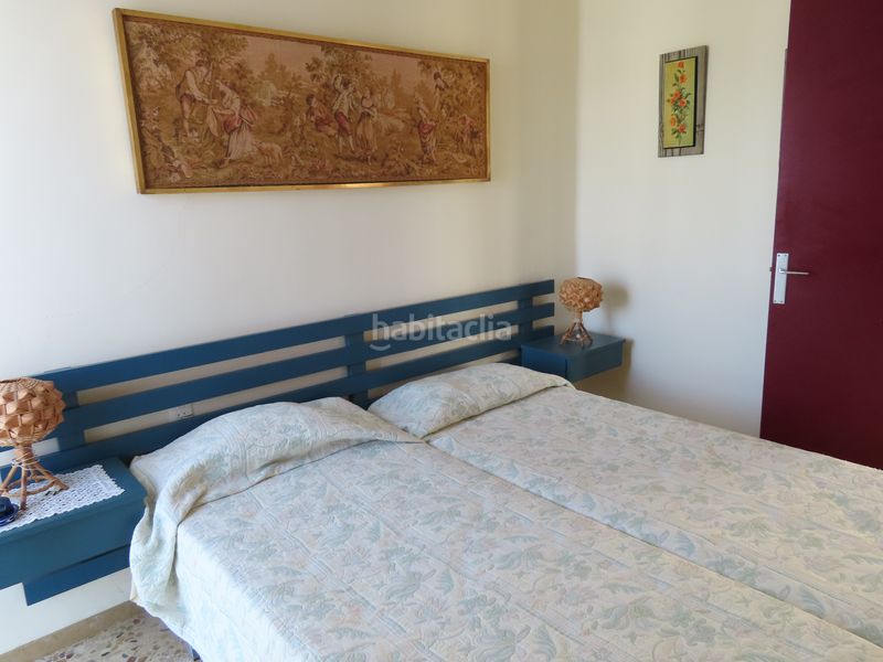 Foto 2ea4be5b-3f46-45ff-9042-1c4e7f0be0cd. Pis amb xemeneia aparcament a Requesens Empuriabrava