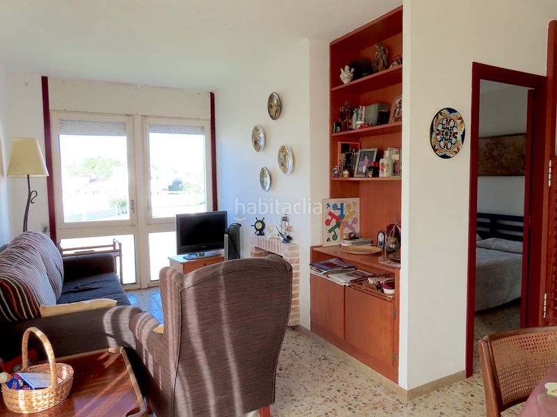 Foto 5d4c2979-eaf7-4bd1-933f-8e2d3f1b578b. Pis amb xemeneia aparcament a Requesens Empuriabrava