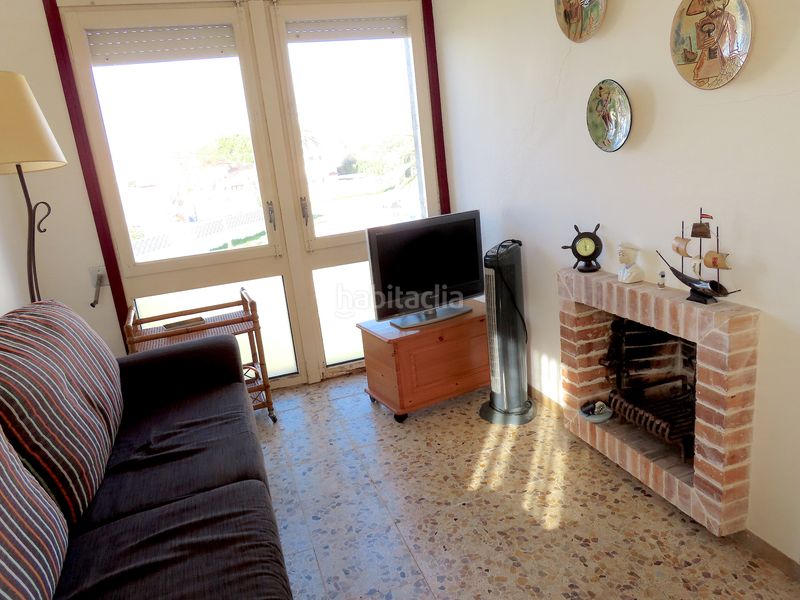 Foto 5ddd6b8f-1901-4a4e-aba4-1d3e58c7e377. Pis amb xemeneia aparcament a Requesens Empuriabrava