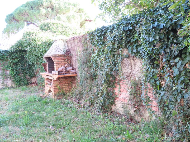 Foto 7483d146-7a99-4acd-b1dd-de6f332c014e. Pis amb xemeneia aparcament a Requesens Empuriabrava