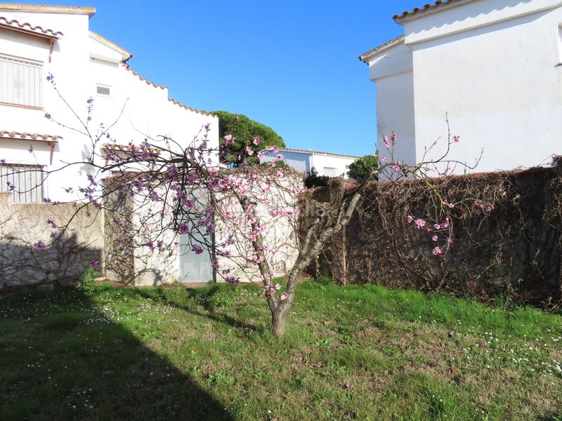 Foto b10f6469-4158-401c-af1d-f8724fc349e0. Pis amb xemeneia aparcament a Requesens Empuriabrava