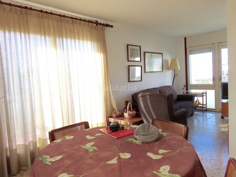 Foto bc9ed5fc-65d3-4692-8b70-854477a71fc3. Pis amb xemeneia aparcament a Requesens Empuriabrava