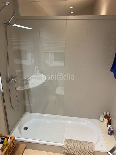 Foto b95d4d3e-33de-48aa-8519-2e7ce18bcf53. Casa adossada amb xemeneia calefacció aparcament piscina a Pals