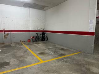 Car parking in Pare pere de piera i estadella 12. Garaje en venta en centre.