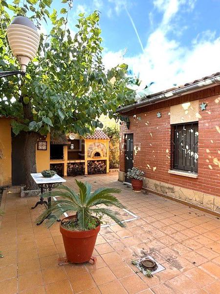 Foto d260222d-8287-4c02-9dc0-91db3b2a5f08. Chalet mit heizung parking in Marianao Sant Boi de Llobregat