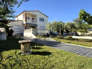 House in Santa Maria. Casa en venta en vilanova i la geltru, 5 dormitorios.