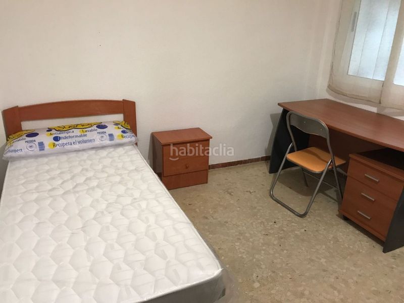 Foto e894cccf-9c08-4f2d-b4ad-da1c876ffd6b. Alquiler piso en calle cañaveral 3 habitación en estupendo piso de 4 habitaciones y 2 baños en zona ciencias, ideal para estudiantes, ven a verlo te gustara!!! en Granada