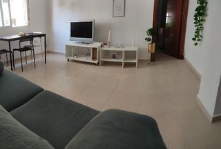 Rent Flat  Calle gonzalo gallas. Bonito piso de 4 dormitorios en la puerta de la facultad de cien