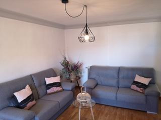 Alquiler Ático en Calle melchor almagro 16. 2 habitaciones disponibles en piso de 4 dormitorios y 2 baños en