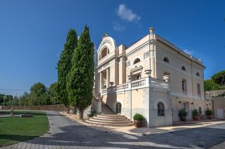 Chalet en Tiana. Majestuosa casa en venta el litoral catalán, a solo 20 minutos d