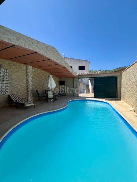 Foto b5844f61-11d1-40e2-a0a7-642f77461415. Masia amb piscina a Estepa