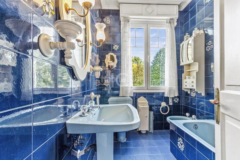 Foto c4034bfa-f404-49d7-8f7f-5fcaedf0dbbf. Casa pareada casa en Las Arenas Getxo