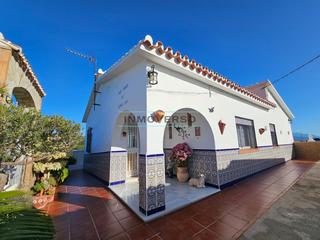Casa en Almayate Bajo. Casa de campo con terreno y nave