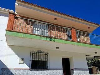 Casa a Canillas de Aceituno. Casita urbana con terreno en rio bermuza