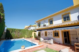 Chalet  Calle rioja. Exclusiva villa independiente con piscina en torre del mar, a 90