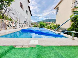 Chalet  Carrer joan xxiii. Adis a los problemas de espacio, esta casa tiene sitio para tod