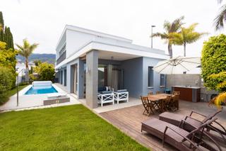 Maison  Calle los lirios. Tenerife – exclusive atlantic villa with garden, pool and sea vi