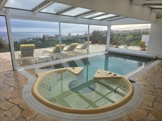 Casa a Playa Jardín. Tenerife  villa única con vistas al mar y consulta independiente