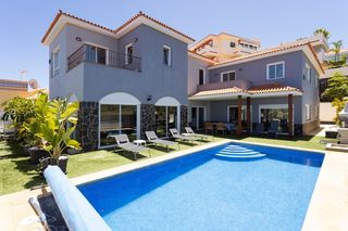 Casa a Playa Jardín. Tenerife exclusiva propiedad con vistas panorámicas y licencia d
