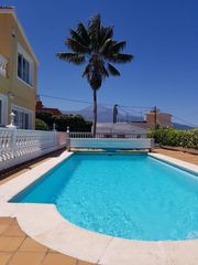 Casa a Santa Úrsula Pueblo. Tenerife  elegante villa familiar con vistas al mar y al teide y