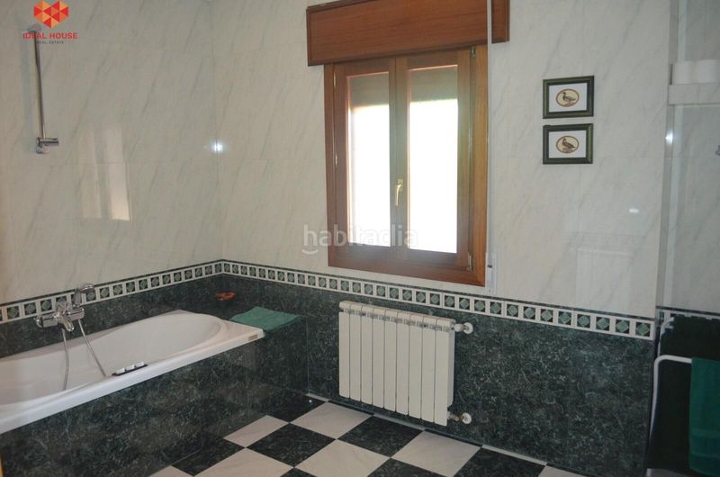 Foto e3a26c93-bbd0-41d7-8c8f-4f81e6de821b. Xalet amb aparcament a Nieva