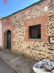 Terreno residenziale in Domingo García. Casa para reformar y patio en domingo garcia