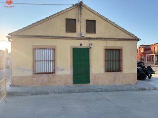 Casa a Cantimpalos. Casa de 6 habitaciones con posibilidad de segregar en 2 vivienda