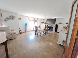 Chalet in Fuente Vaqueros. Casa con nave a la venta en fuente vaqueros