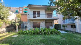 Casa en Carrer francesc macia. Viviendacasa unifamiliar, a cuatro vientos, ubicada en el centro
