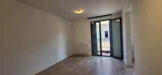 Pis a Sants. Impecable piso de 12 hab.con balcón  finca del 2014 con ascensor