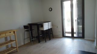 Pis a Sants. Impecable piso de 12 hab.con balcón  finca del 2014 con ascensor
