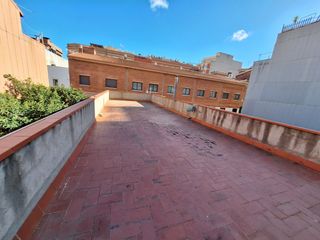 Casa adossada a Centre. Casa en venta en parcela exterior a dos calles. edificable por a