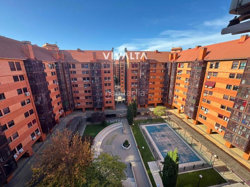 Foto 7c401b95-39ca-4f63-bde2-d37592e9a960. Attico con riscaldamento parcheggio piscina in Orcasitas Madrid