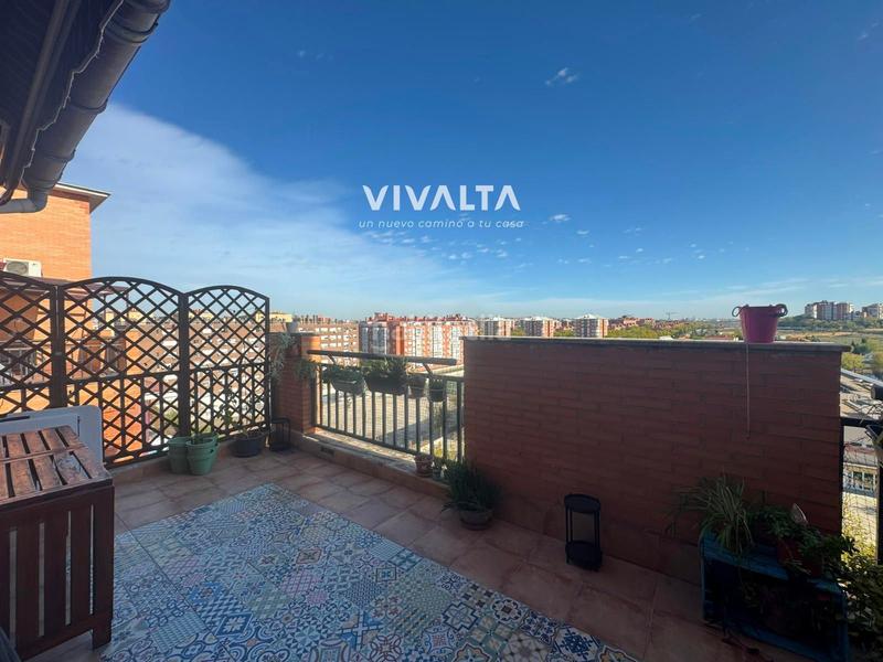 Foto 8847a277-b583-4f70-9e2f-360e748d9a13. Attico con riscaldamento parcheggio piscina in Orcasitas Madrid