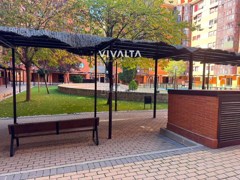 Foto 98da9f25-5c61-4e4d-85b7-0171a9559e76. Attico con riscaldamento parcheggio piscina in Orcasitas Madrid