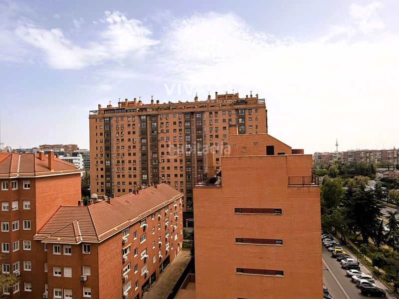 Foto 0d8bb9c3-3e8a-49f9-84d8-72597987d677. Dúplex amb calefacció aparcament piscina a San Juan Bautista Madrid