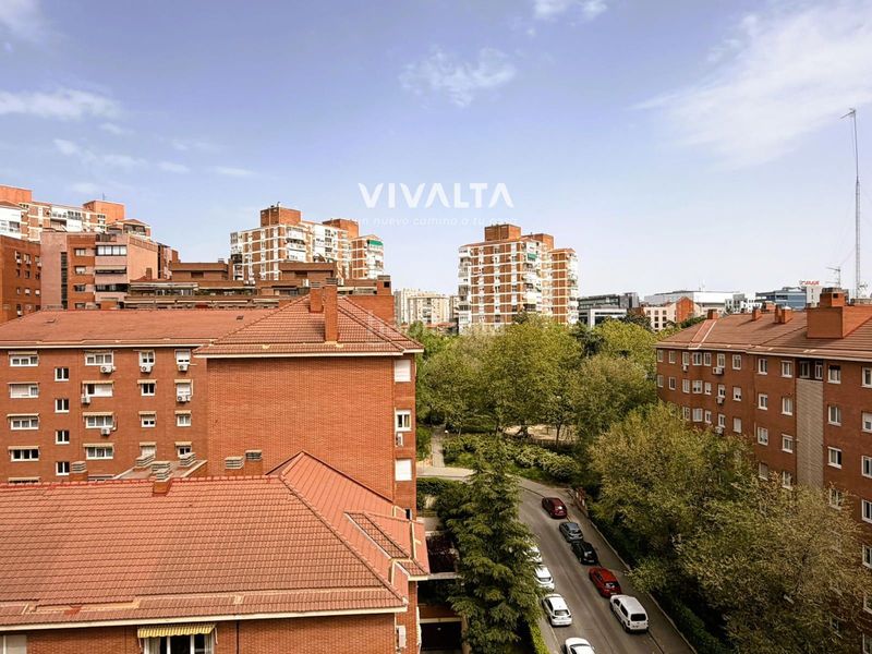 Foto 87fb9ede-ad37-4924-89a5-d4d68d90b536. Dúplex amb calefacció aparcament piscina a San Juan Bautista Madrid