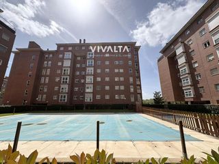 Piso en Burguete 12. Piso en las tablas, en urbanización privada con piscina, pista d