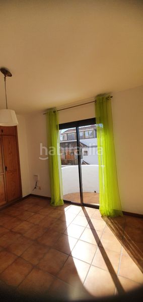 Foto c527bba1-fc1a-493d-bb2b-8af16a8a55a3. Casa adossada amb xemeneia aparcament a La Laguna San Cristóbal de La Laguna