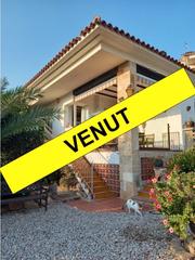 Chalet à Tueda. Xalet independent a pineda fosca amb jardí, piscina i garatge