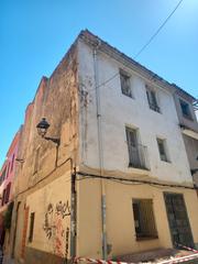 Casa a Eixample. Casa cantonera molt cèntrica per reformar – gran oportunitat!