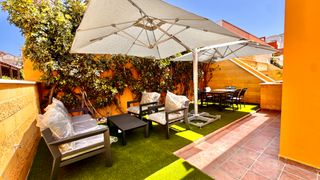 Casa adosada en Calle mencey g��mar 12. Chalet de esquina con jard�n de 100m� en llano del camello