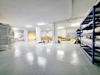 Local Comercial  Carrer de bilbao. Grande con entrada de coche y acceso facil ))