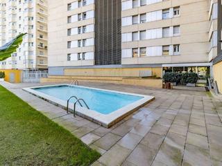 Pis  Avinguda d'eduard maristany. Alto con balcon y vista mar, piscina comunitaria, portero  : ))