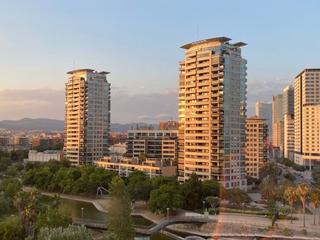 Pis  Passeig del taulat. Con balcon de 25m2 ,  con piscina y vigilancia ))
