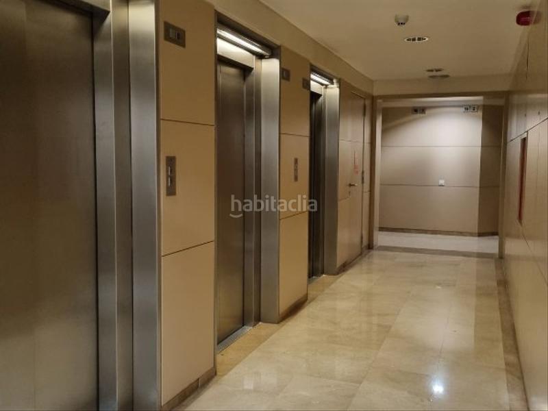 Foto 38b5fc3a-276c-4dbb-8318-a879ec2864ff. Piso con balcon de 25m2 , con piscina y vigilancia )) en Barcelona