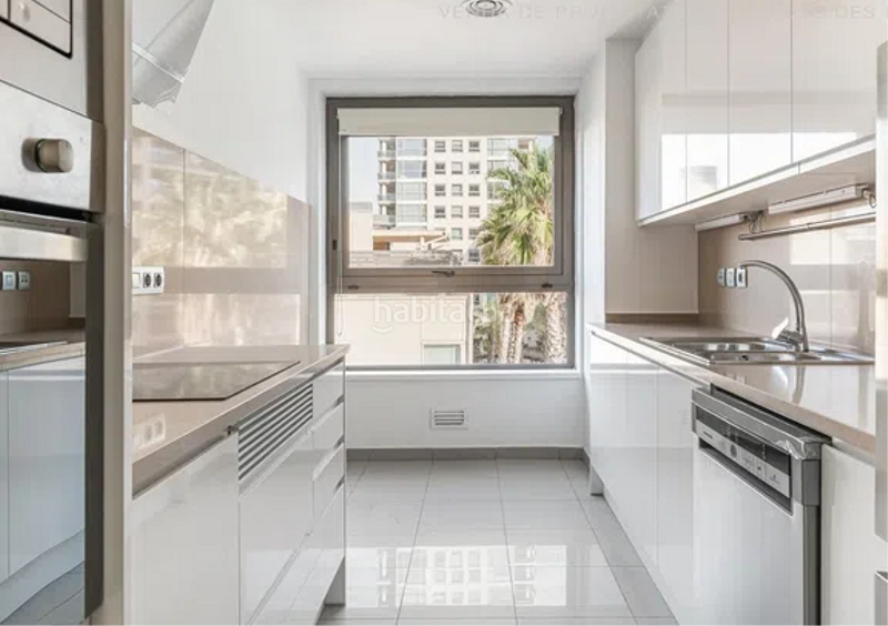 Foto 522613b2-b2dd-4707-a93b-87138e9b0248. Piso con balcon de 25m2 , con piscina y vigilancia )) en Barcelona
