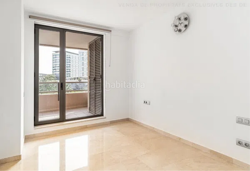 Foto 6c37d95e-b86b-4666-992b-0a19d072eaa8. Piso con balcon de 25m2 , con piscina y vigilancia )) en Barcelona