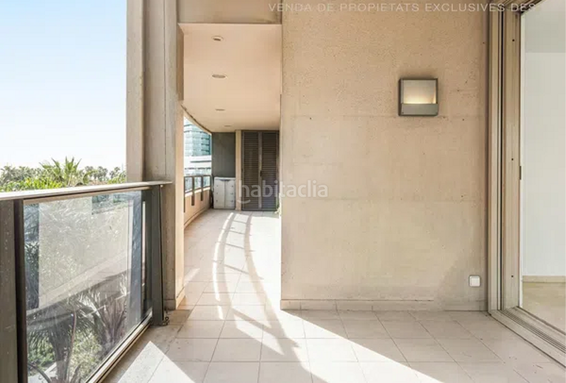 Foto 6e854889-928b-4f89-a00e-ccdbd77e394f. Piso con balcon de 25m2 , con piscina y vigilancia )) en Barcelona