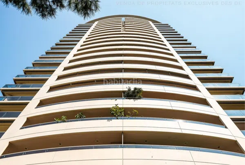 Foto 7c1a5a8c-69cf-41b8-ac34-9c1586ae27fd. Piso con balcon de 25m2 , con piscina y vigilancia )) en Barcelona